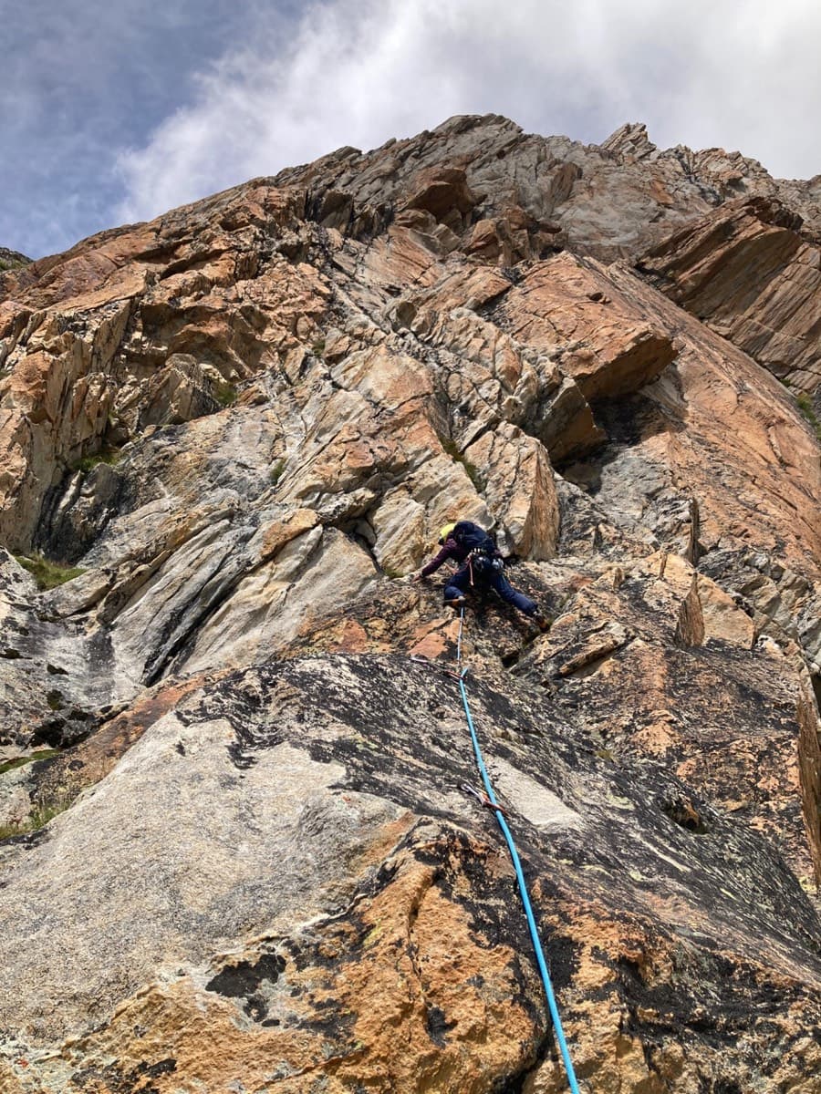 On Verdauungsweg, Dri Horlini: stepped tawny gneiss above the Almagellerhütte