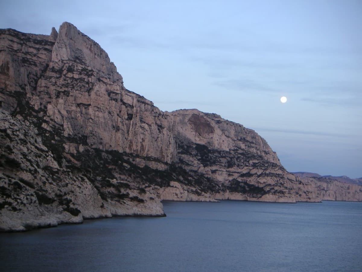 The Grande Candelle and its plinth (socle) above the sea, with the Concave beyond; the route starts on the plinth.