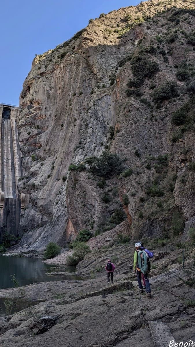 On the path along the Noguera Ribagorçana below the dam (left), walking towards the foot of the Paret d'Escales.