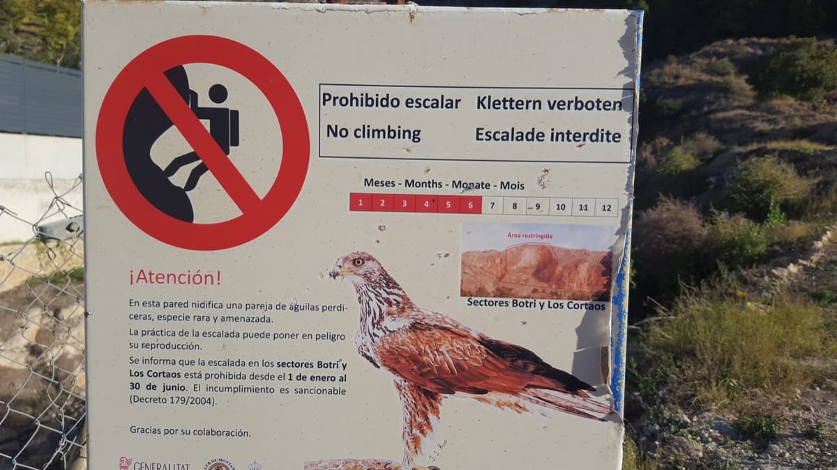 Sign at Redován: climbing in the Botri and Los Cortaos sectors is banned from 1 January to 30 June because Bonelli's eagles nest on the wall (photographed January 2023).