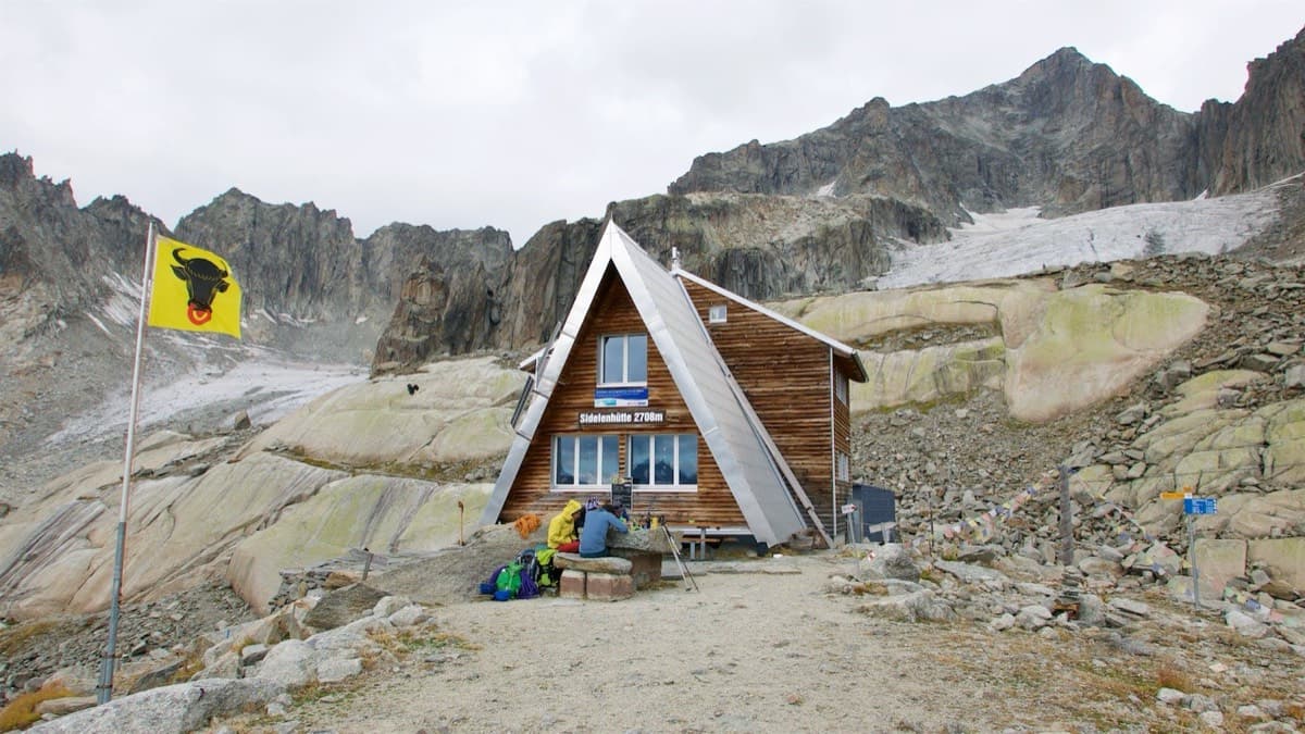 The Sidelenhütte (2708 m). The Hannibalturm is about 15 minutes beyond, north-west across the moraines.