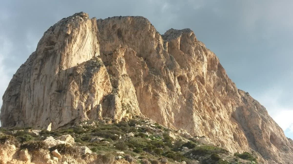 The south face of the Peñón de Ifach seen from the slope below it (December 2014).