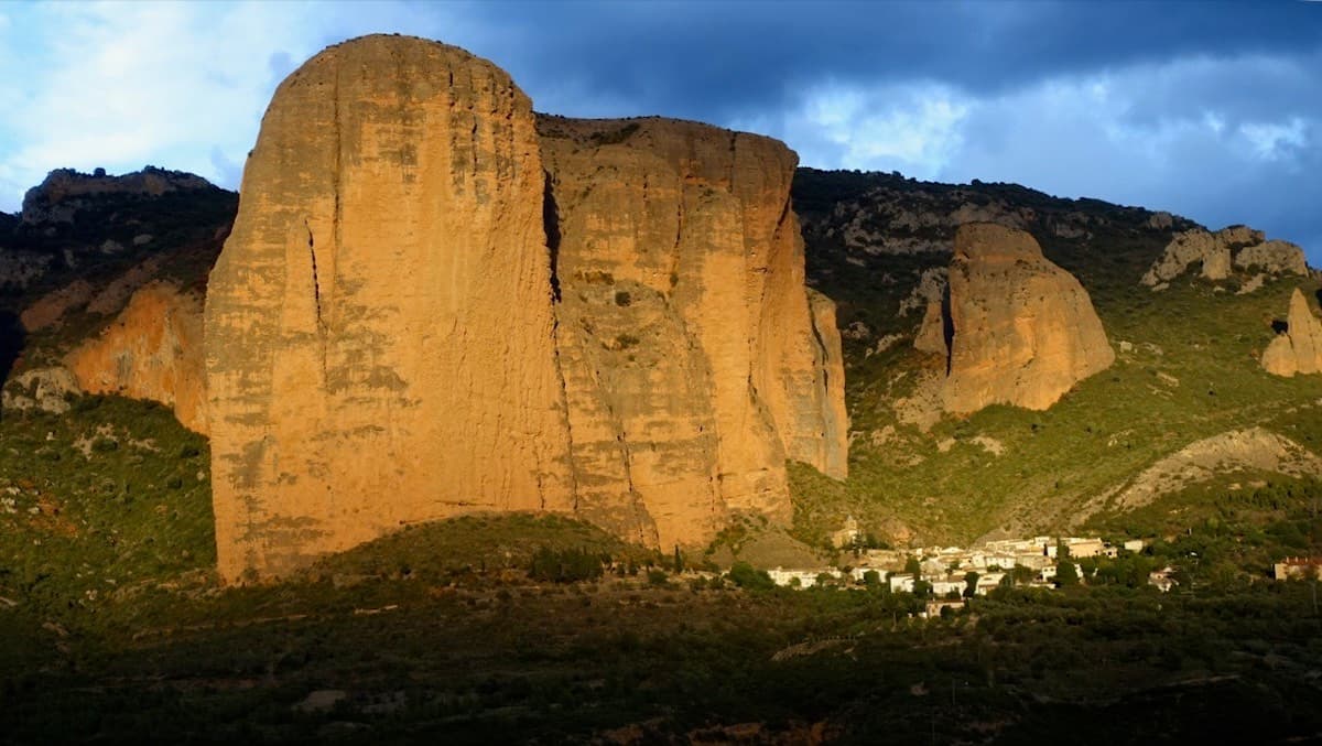 Riglos village at the foot of the Mallos, seen from across the valley: El Pisón is the largest tower, on the left, with the village below and to its right.