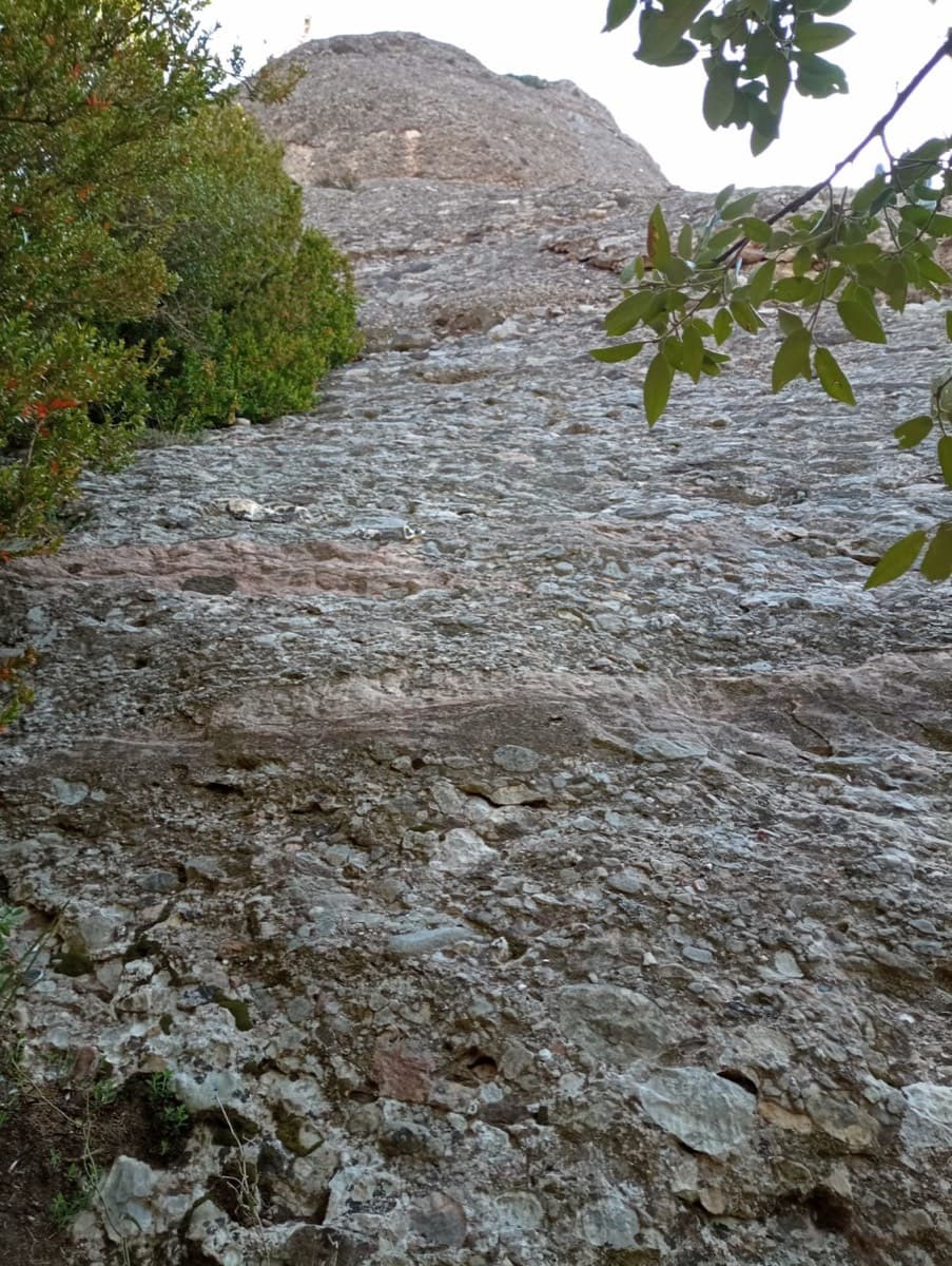 The foot of the first pitch, seen from the ground (photographer's title: "Attaque L1").
