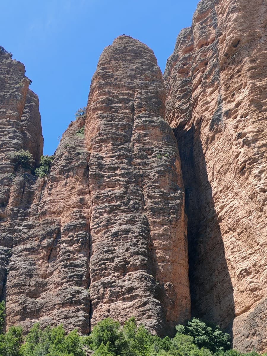 The foot of the Mallo Frechín: the photographer notes that José Antonio Sanz starts on the brown pillar centre-right. Irene y la Paz starts about 20 m right of that route.