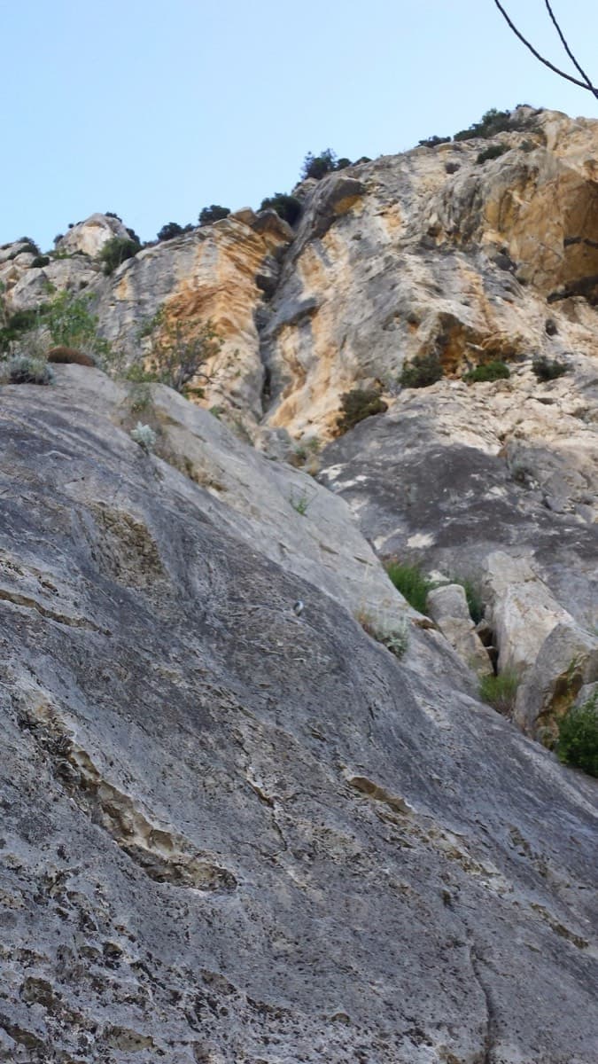 The slab at the start of Jardins secrets, below the orange walls of the Grande Face (2017 party).