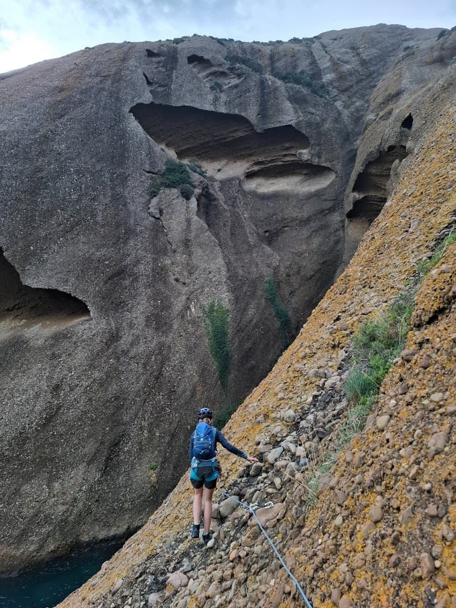 The last part of the approach: a traverse across the conglomerate on a hand line above the sea (October 2025 party).