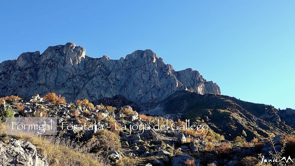 Peña Foratata seen from the Calle Foratata parking at the top of Formigal (October 2024).