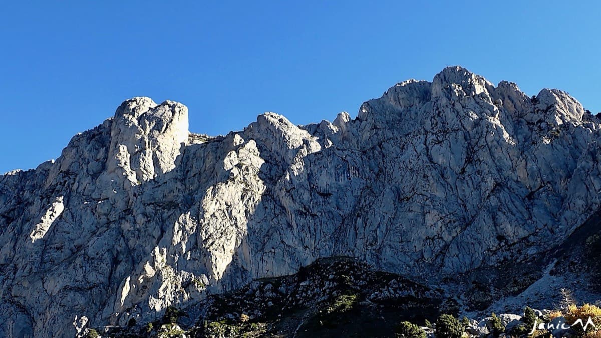 The walls of Peña Foratata from close up during the walk-in along the spur (October 2024).