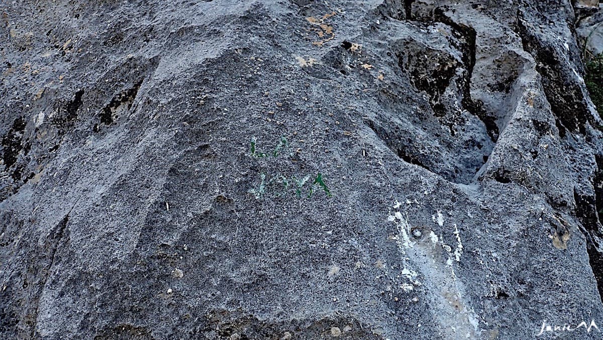 The start: 'La joya' painted in green on the rock by the first bolt, already badly faded in October 2024.