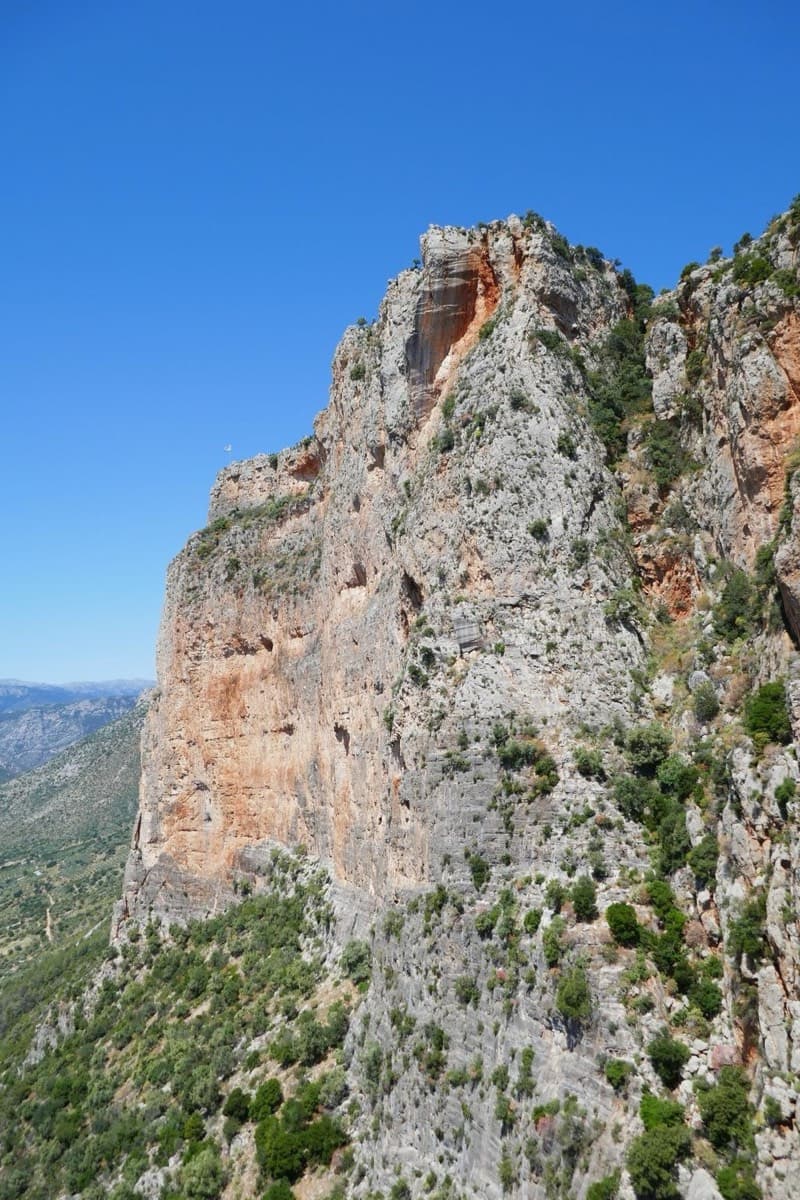 The pillar at the right end of Kokkinovrachos that Mignonette climbs, seen from the side (May 2022). The party described the line as obvious on the pillar.