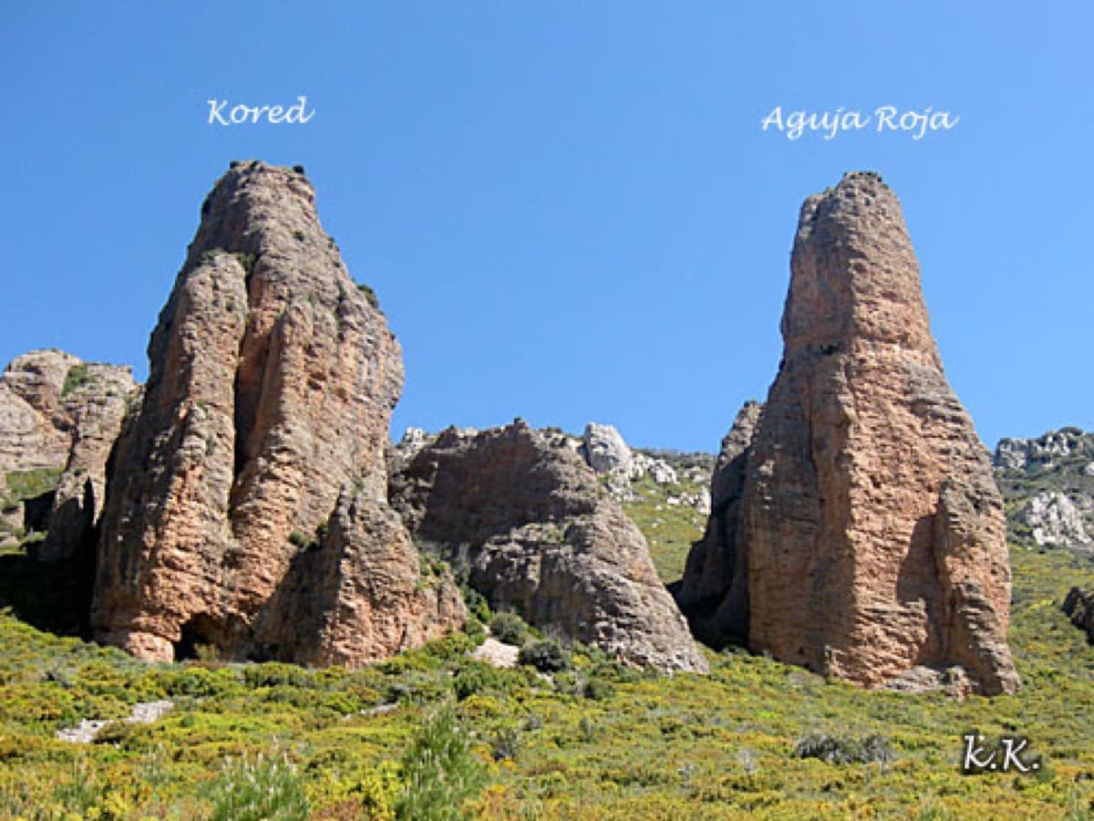 The Aguja Roja (right) and Mallo Cored (labelled 'Kored', left) seen from the scrubland below, on the way in.