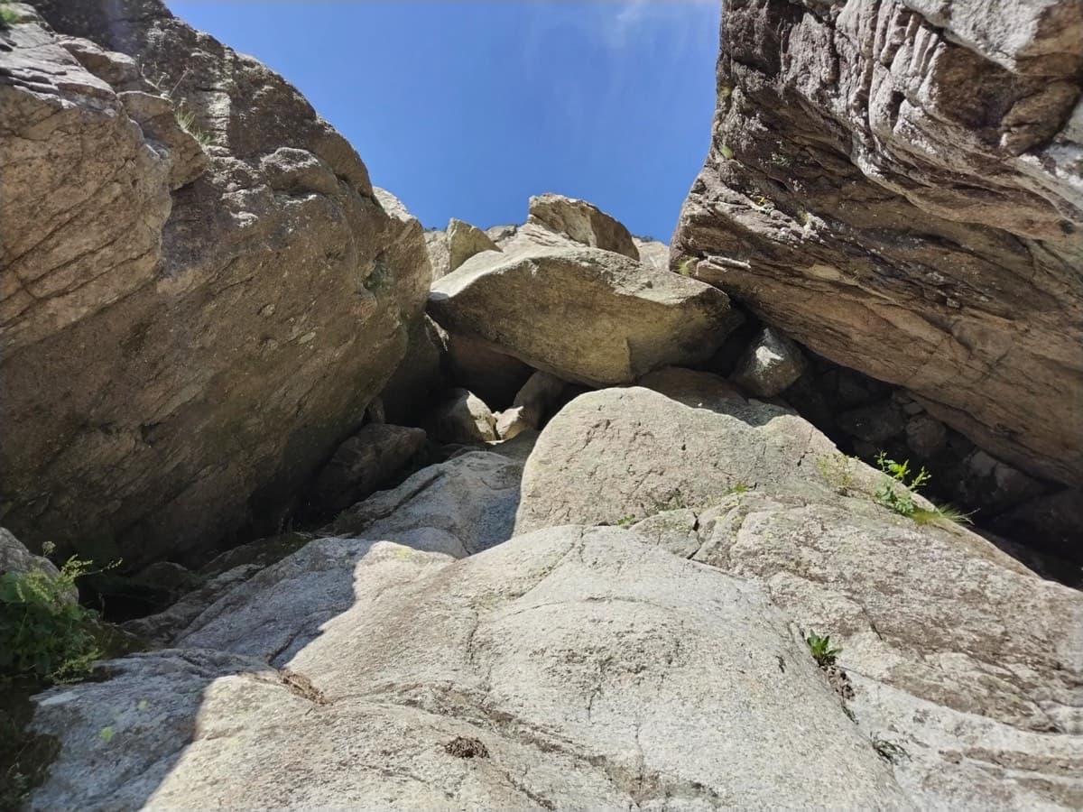 The start ("Attaque"): the jammed blocks in the approach gully, seen from below.