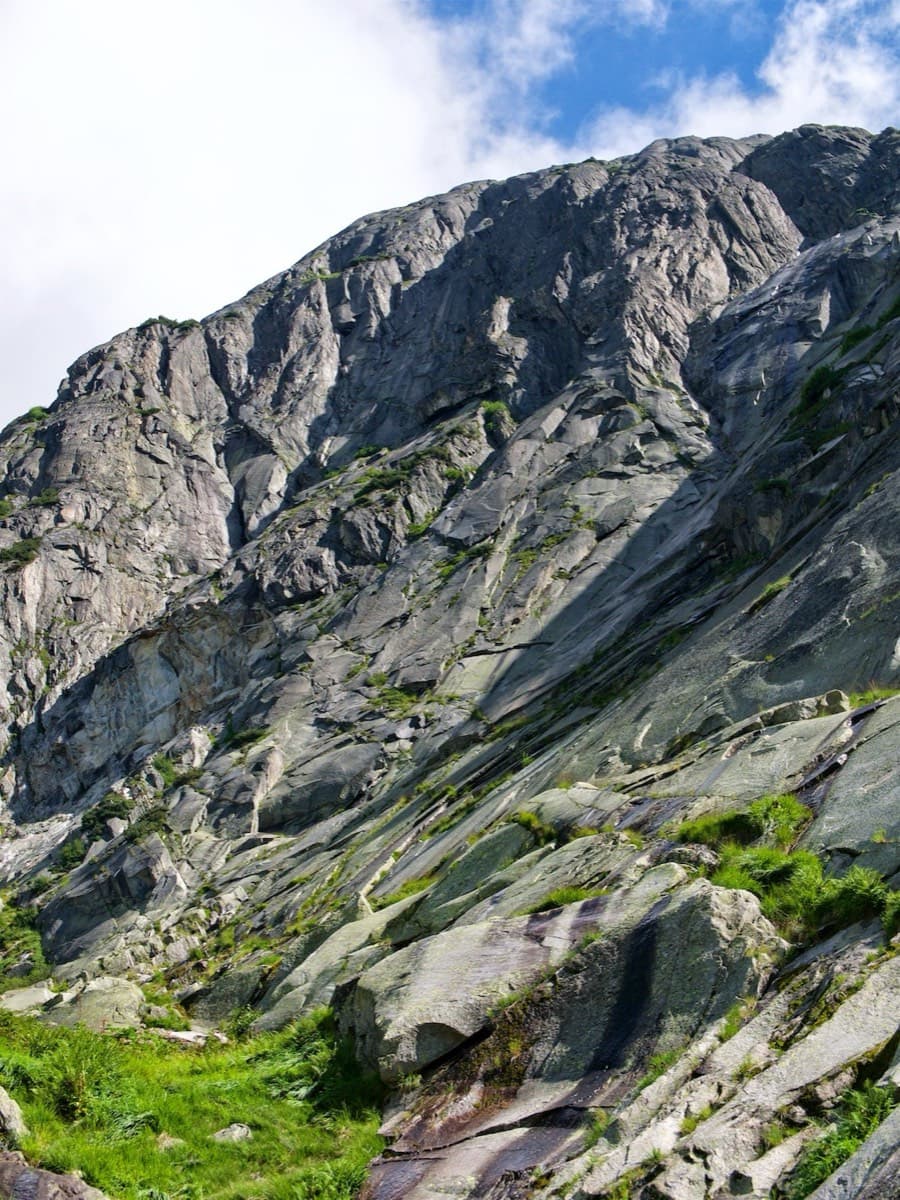 The Gelmerfluh from below. Sagittarius, which shares its start with Savoir Vivre, takes the centre of the face in this view.