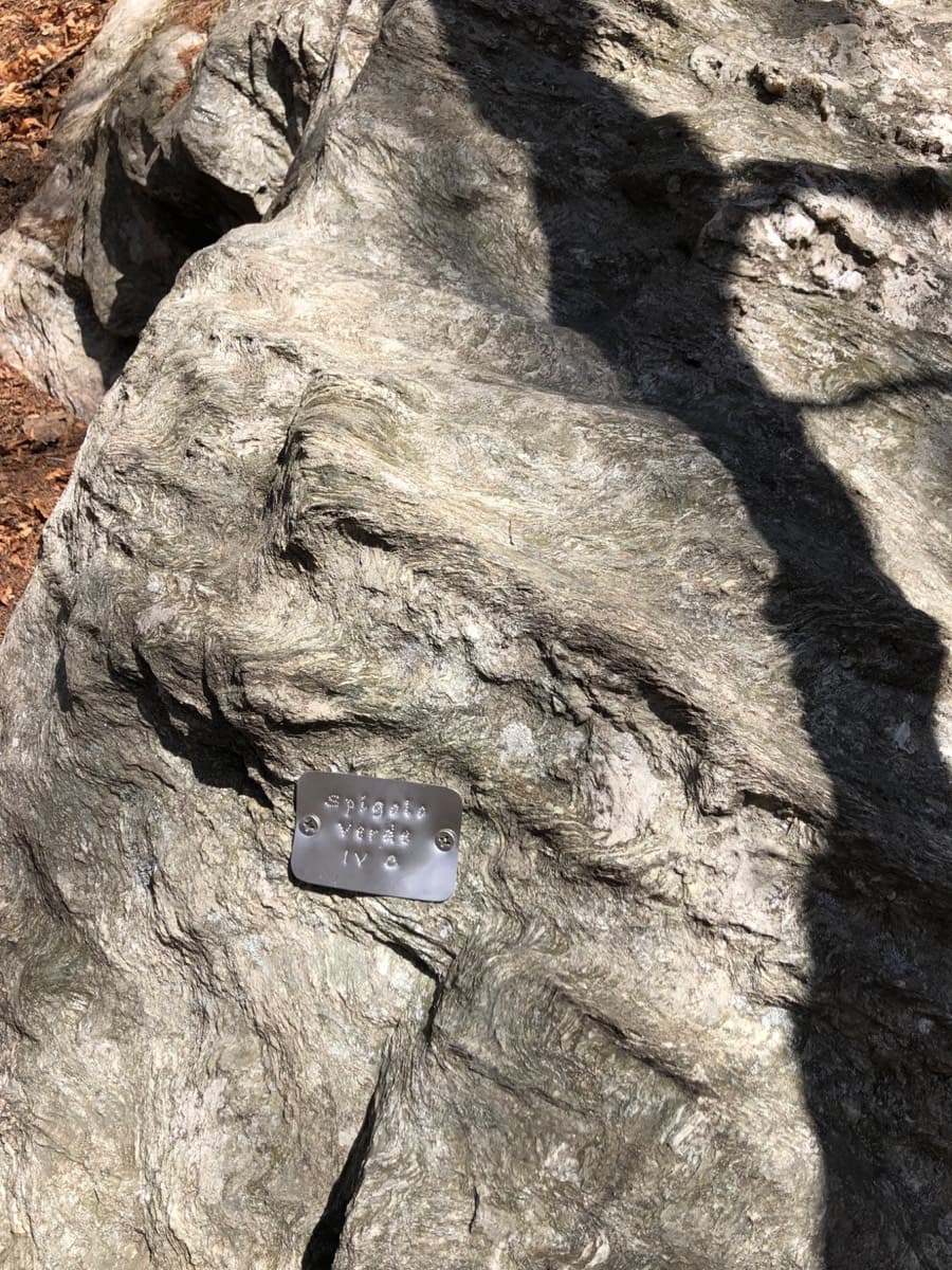 The small metal plate stamped 'Spigolo Verde' that marks the start (April 2022).