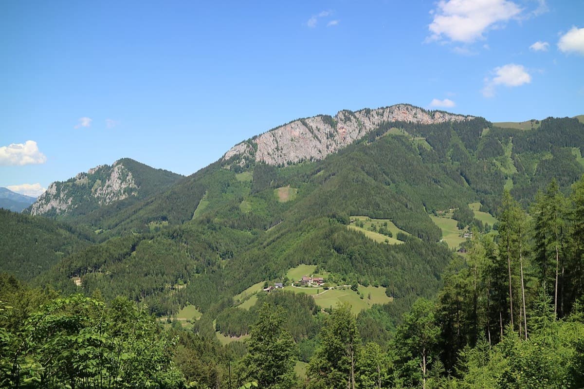 Röthelstein (the lower rocky peak on the left) and the Rote Wand (right) seen from the south-east, the side of the Rote Wand car park. Strauchdieb is on the Röthelstein.