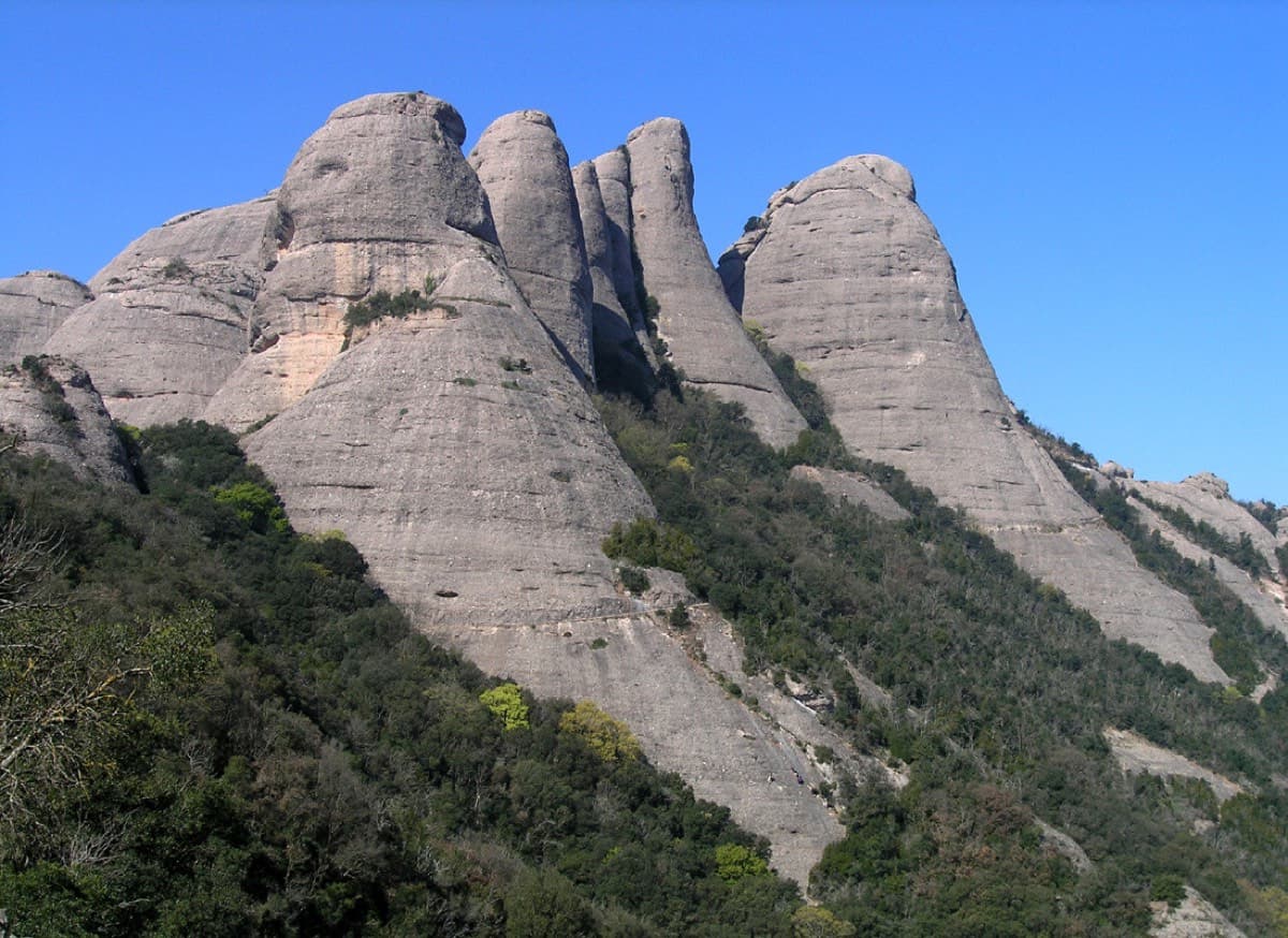 The Gorros group, titled by the photographer from left to right: Gorra Marinera (the big dome on the left), the slender Magdalenes towers, the Gorra Frígia (the big cone on the right) and Trencabarrals. Via Stromberg is on the north side of the Gorra Frígia, hidden from this viewpoint.