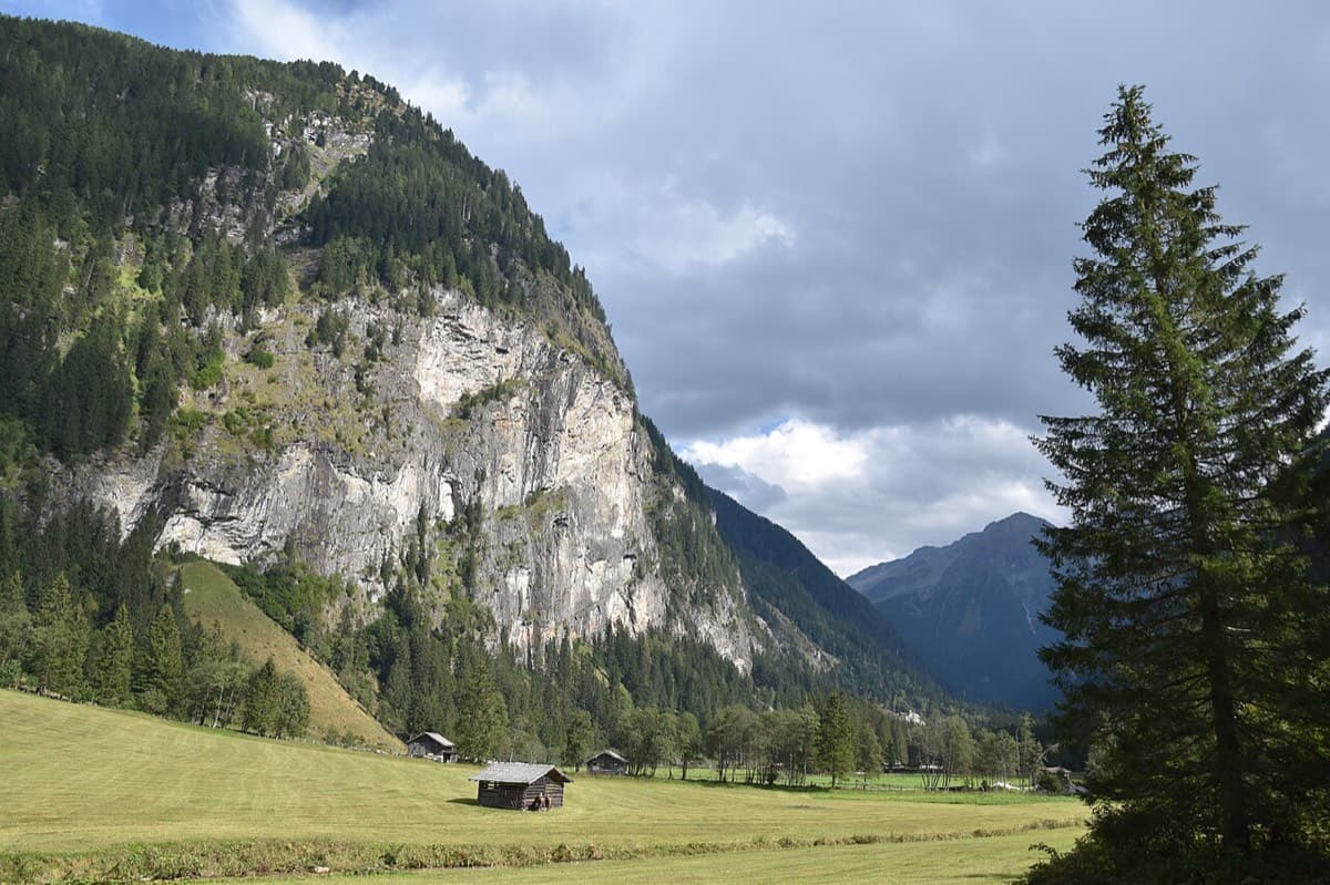 The Himmelwand in the Kötschachtal near Bad Gastein; the Kleine Himmelwand lies beyond the main wall