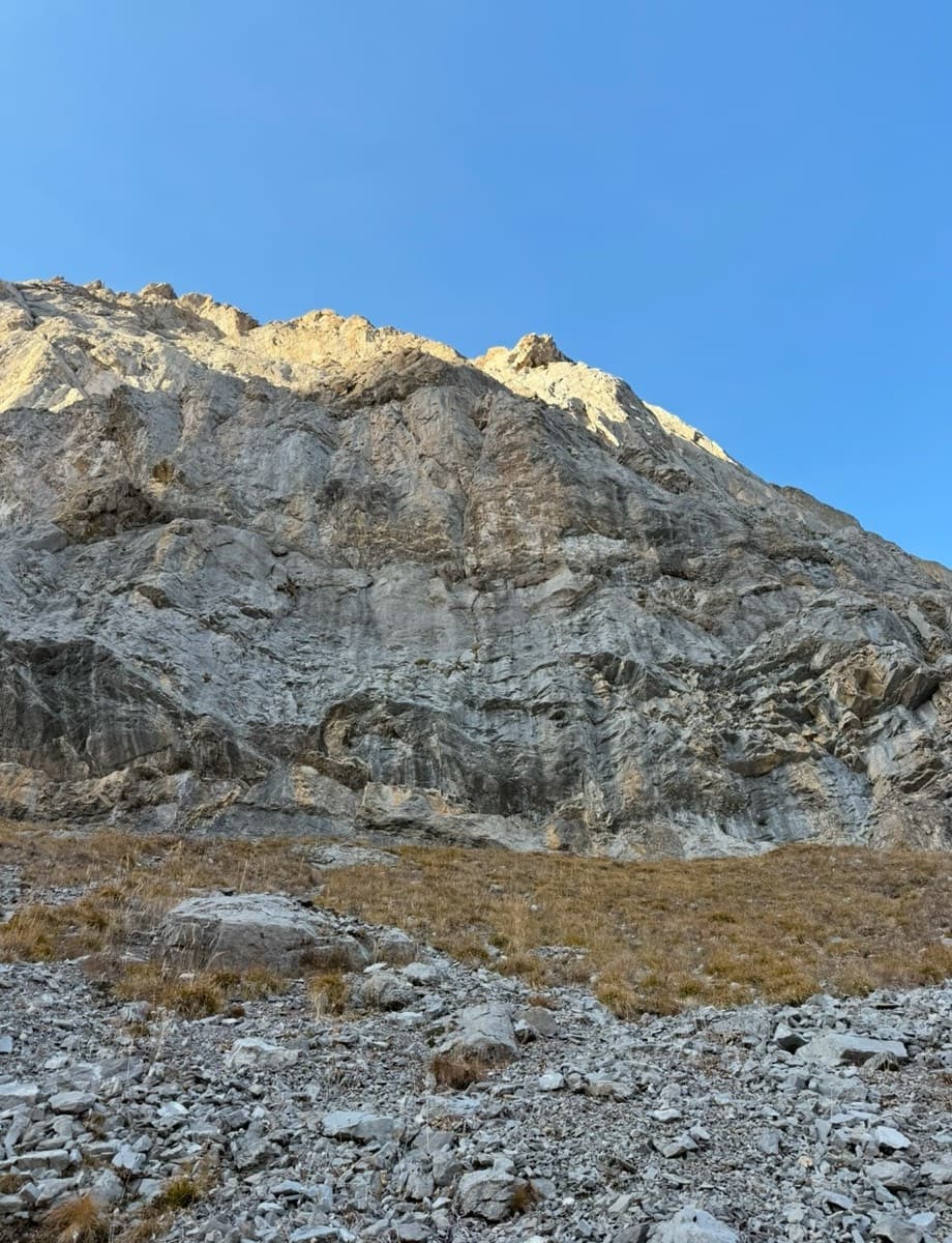 The wall of Les Montons taken by Follomi, seen from the approach