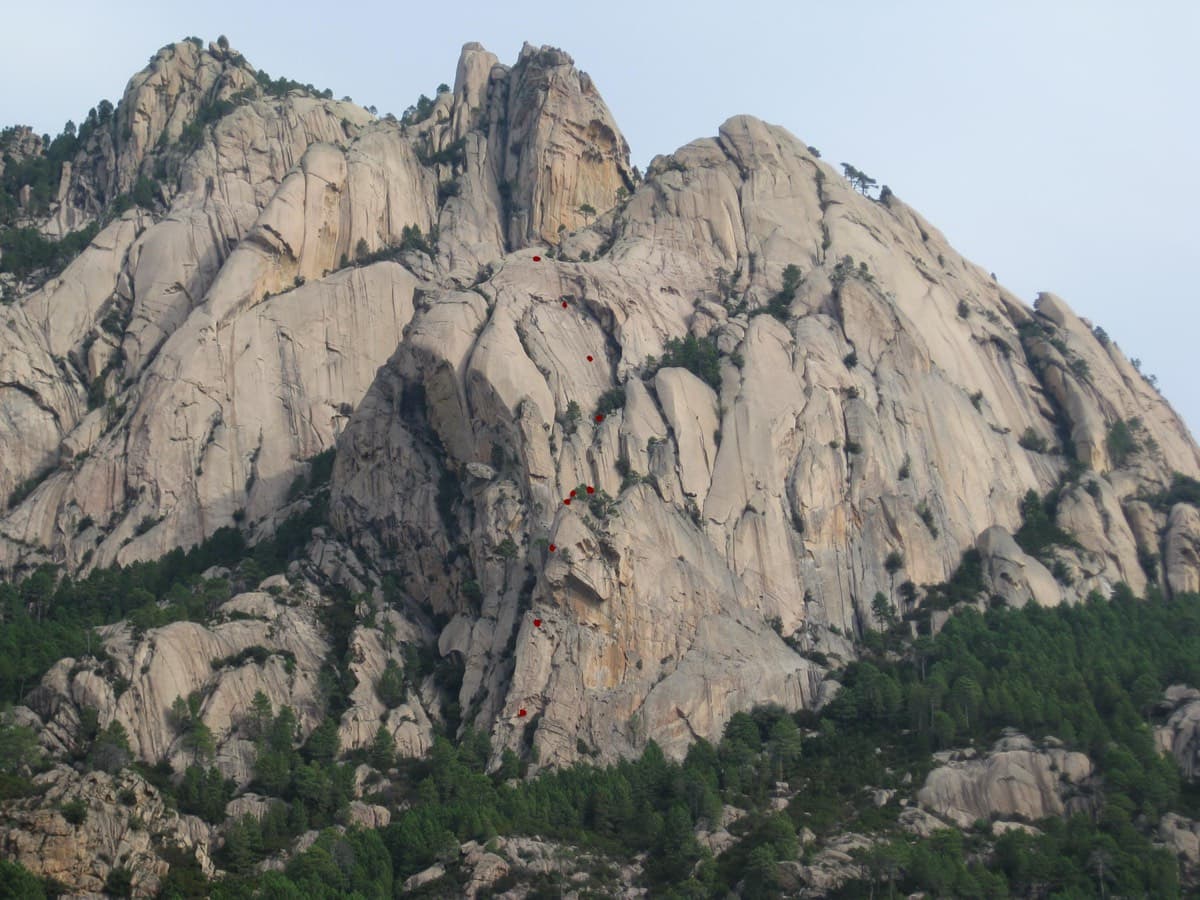 Teghie Lisce, Bavella, with the belays of Acqua in bocca marked in red
