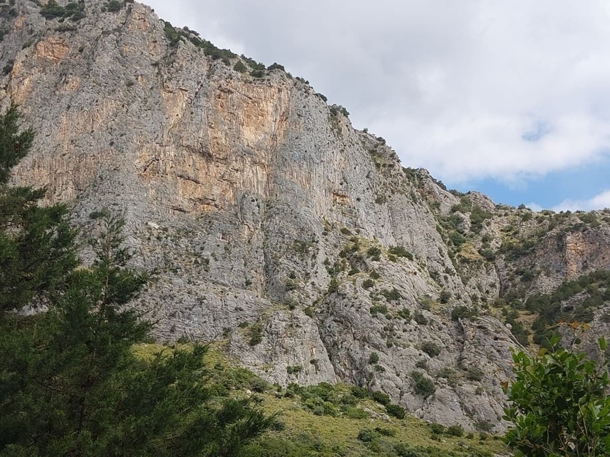 Limestone walls at Manikia, photographed on the day of a May 2026 ascent of To monopáti ton Chelonón