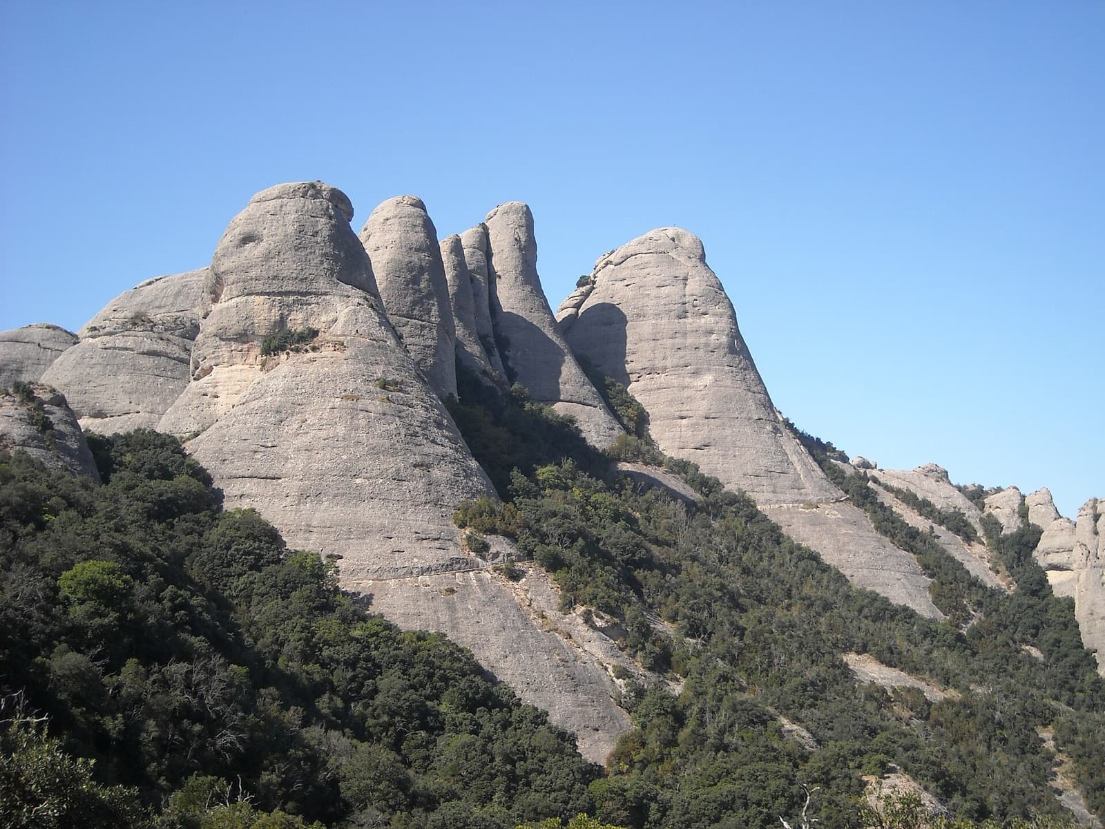 The Gorros needles at Montserrat from the south-west: from left to right the Gorra Marinera, the Magdalenes and the Gorra Frígia. 98 Octanos is on the far (north) side of the Magdalena Superior, not visible here.