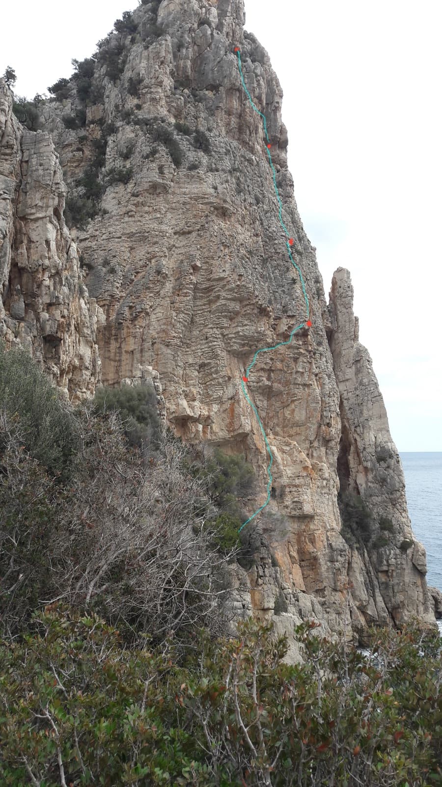 The south-east face of Pedra Longa with the line of Cromosomi Corsari and its belays marked.