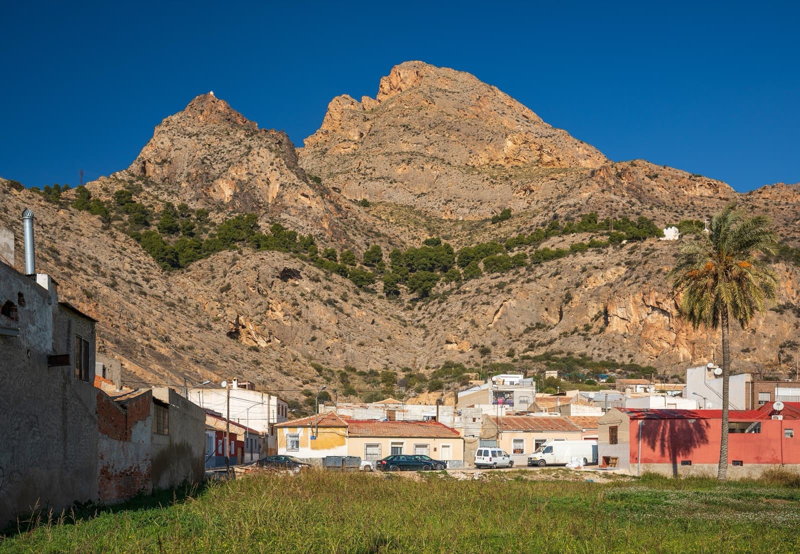Summits of the Sierra de Callosa rising behind the houses of Redován.