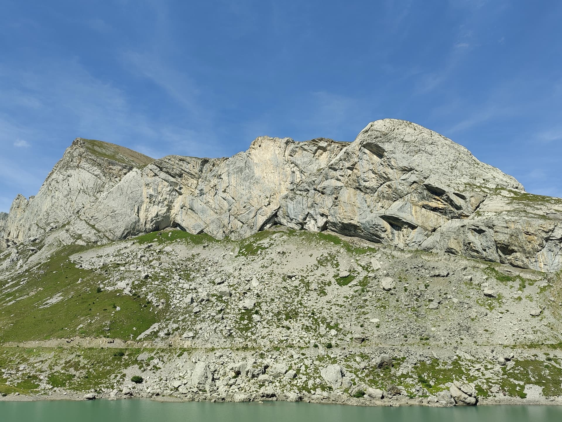 The limestone wall of Les Montons above the Lac de Sénin at the Sanetsch.