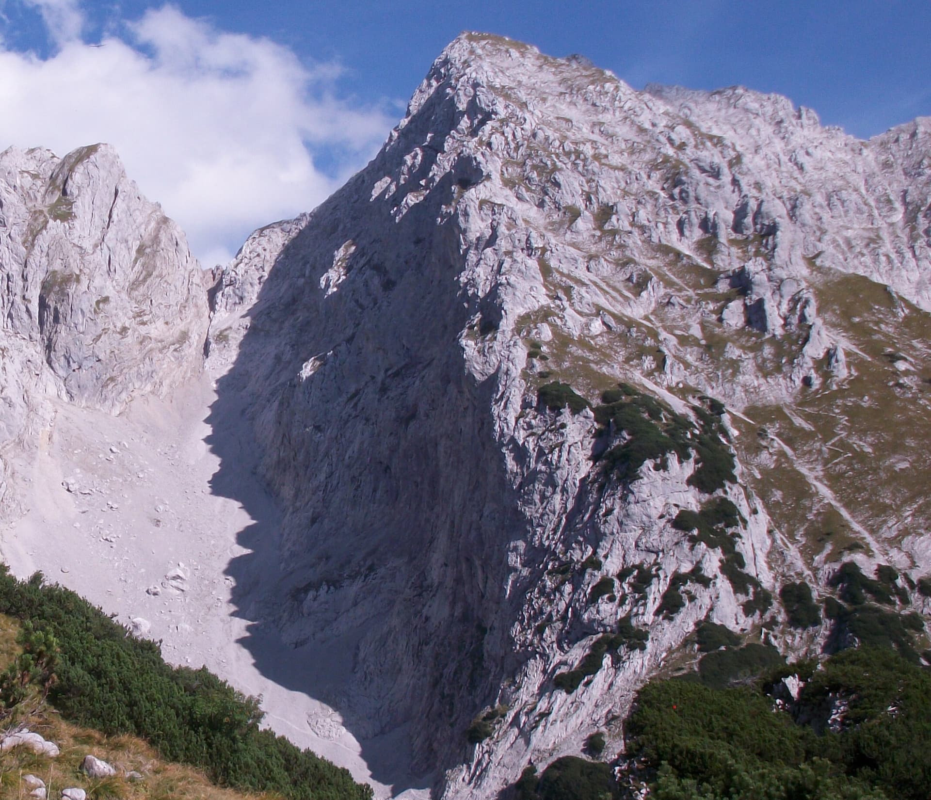 The Schneekar cirque and the north side of the Treffauer in the Wilder Kaiser; the route climbs the lower rocks of this flank, but the exact line is not marked.