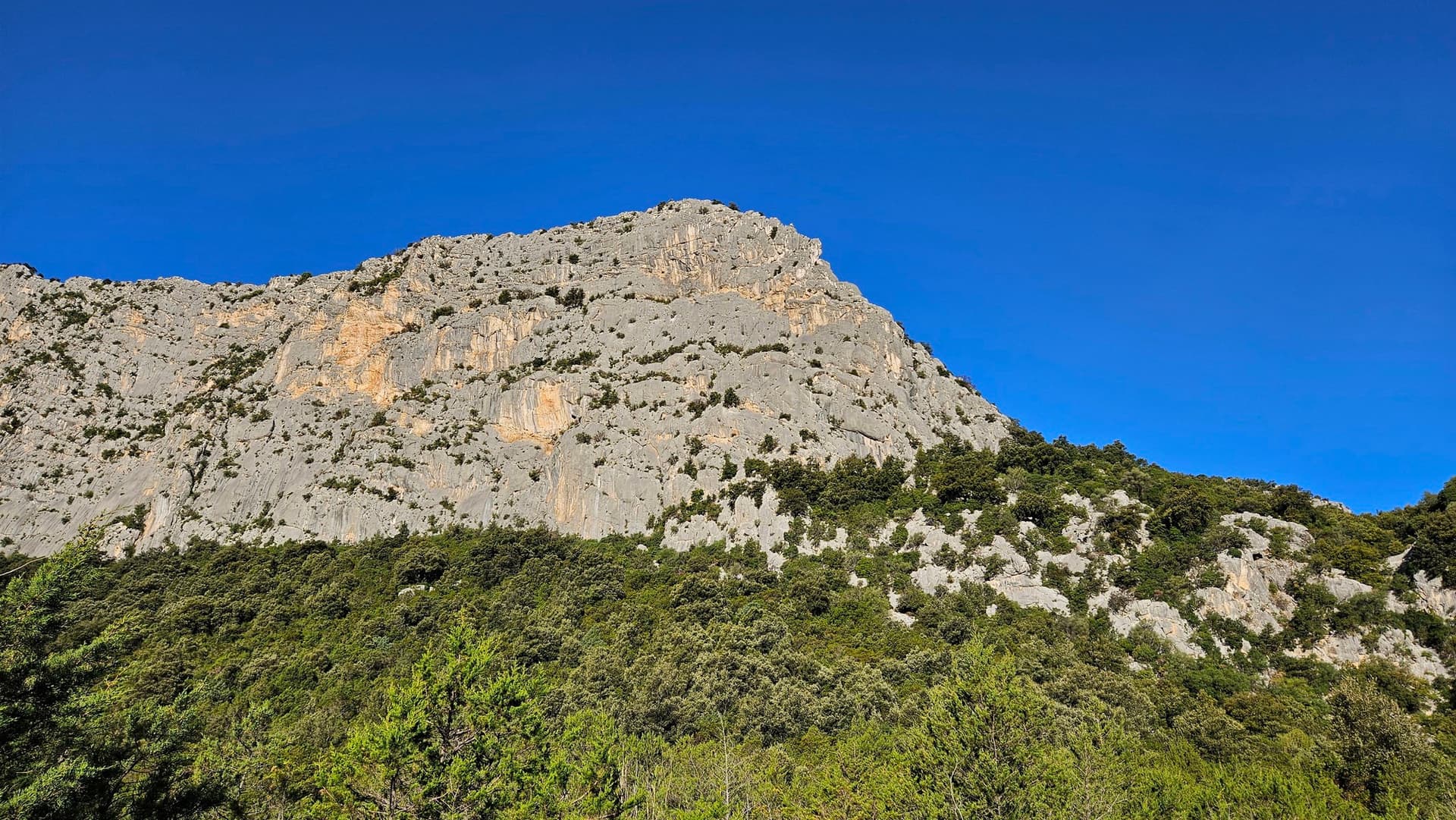 The east face of Monte Oddeu above the Flumineddu valley near Dorgali, seen on the approach; L'Imbrago... Bello Stretto climbs this face.
