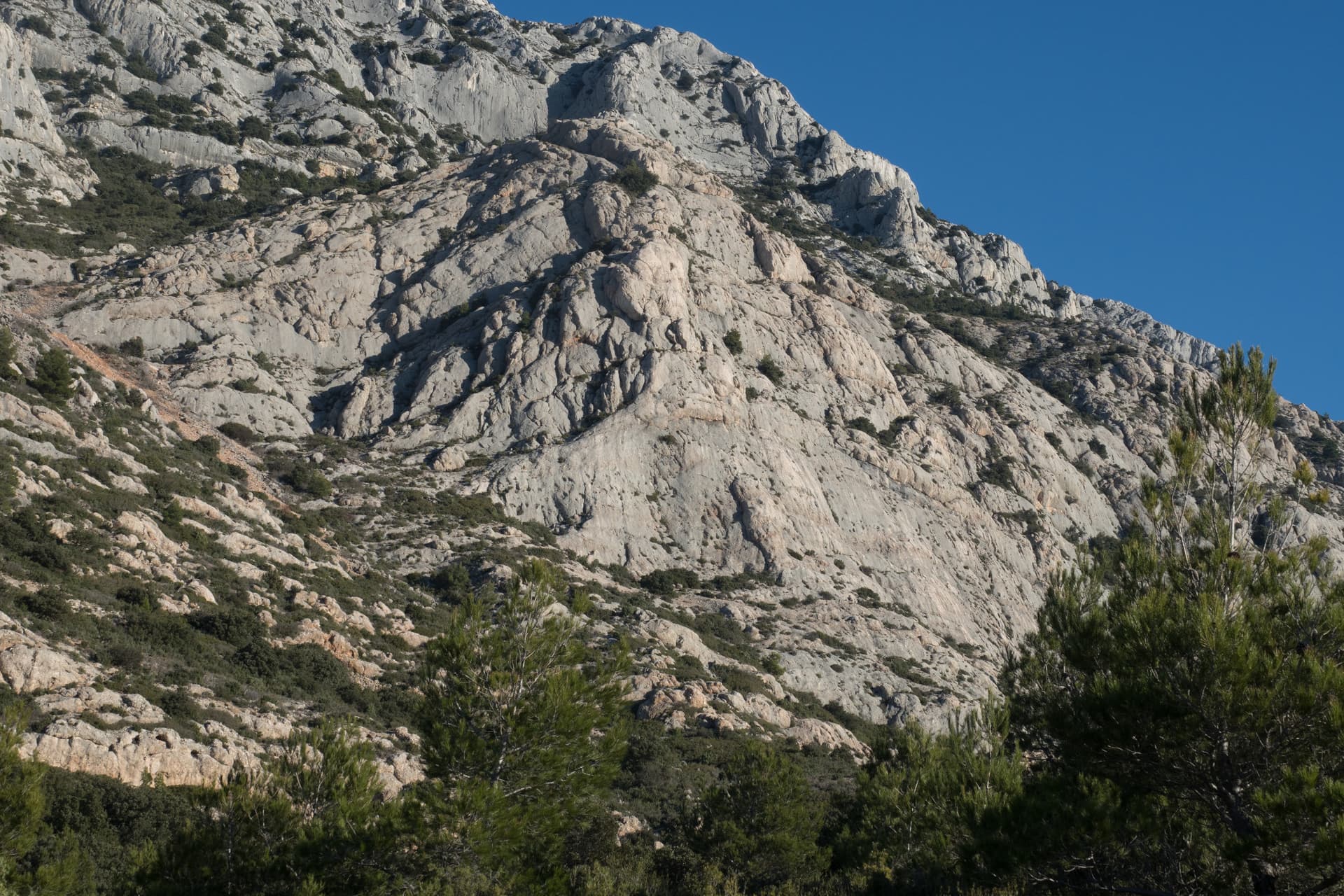 Le Socle de la Carrière, the pale limestone plinth at the foot of the south face of Sainte-Victoire.