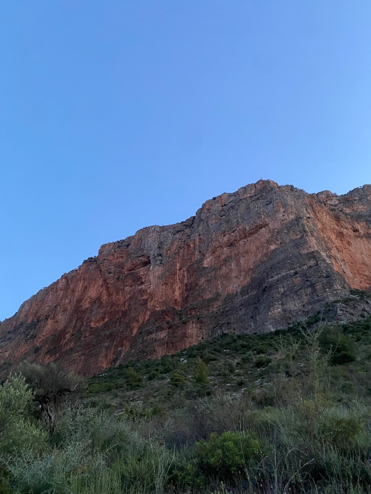 The red wall of Kokkinovrachos seen from the approach during an ascent of Mazi.