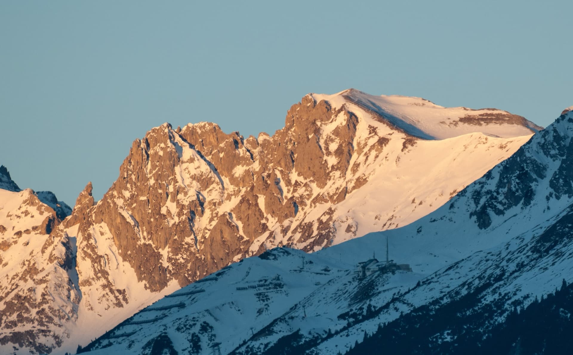 Evening light on Frau Hitt and the Westliche and Östliche Sattelspitze on the Innsbruck Nordkette, seen from the east above the Seegrube; the exact line is not marked.