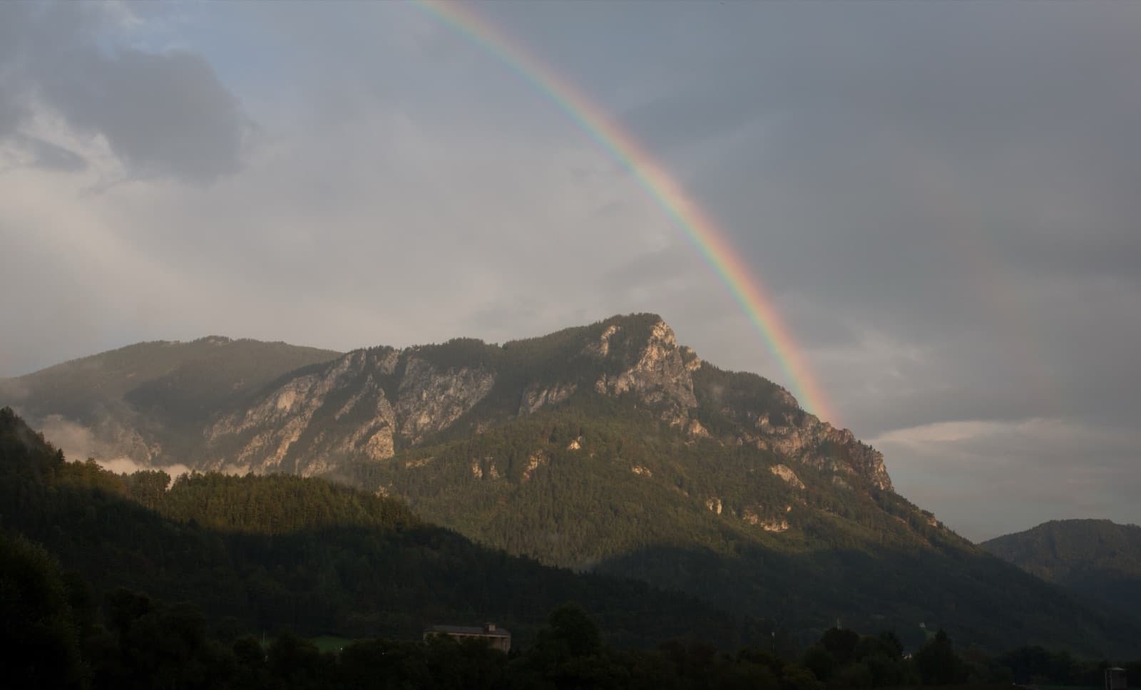 A rainbow over the Röthelstein, seen from the Mur valley near Mixnitz.