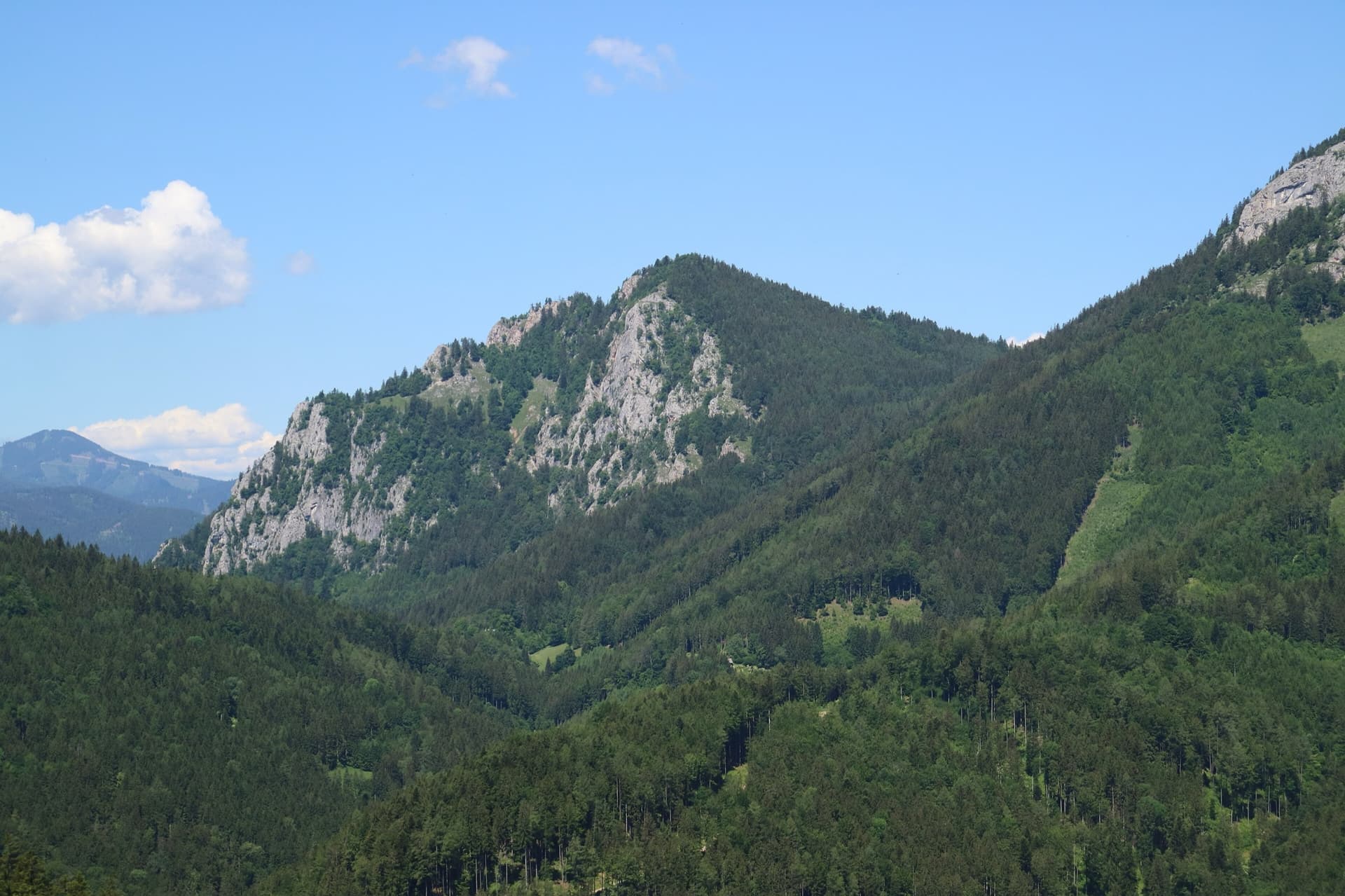 The Röthelstein near Mixnitz from the south-east, with its south-side limestone walls below the summit; the exact line on the Breite Wand is not marked.
