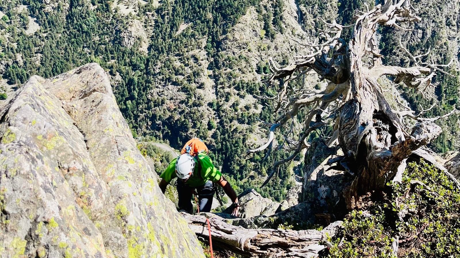 A climber on Utopía at El Cantal, below Baños de Panticosa.