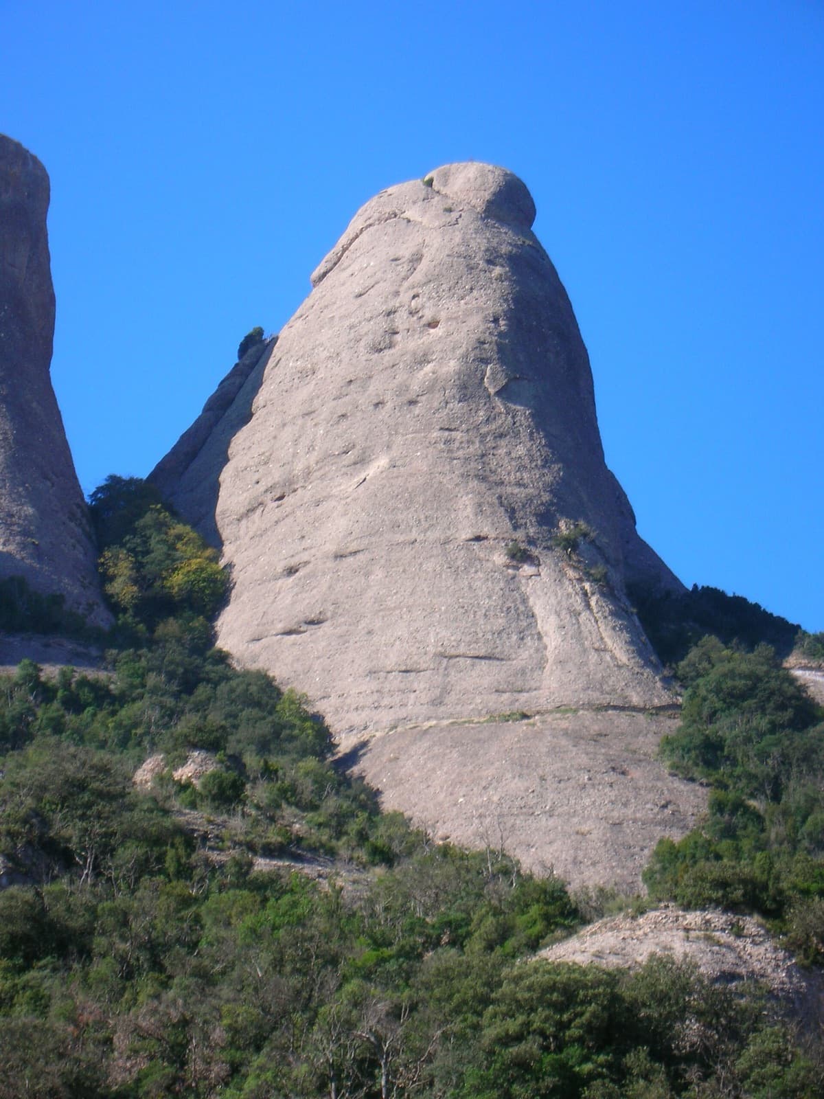 The smooth cone of the Gorra Frígia from below (which side is shown is not stated by the source).