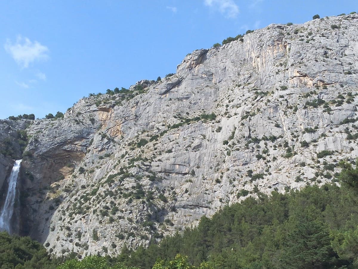 The Ilinac wall above the Cetina near Omiš; Rambo climbs the centre of the face