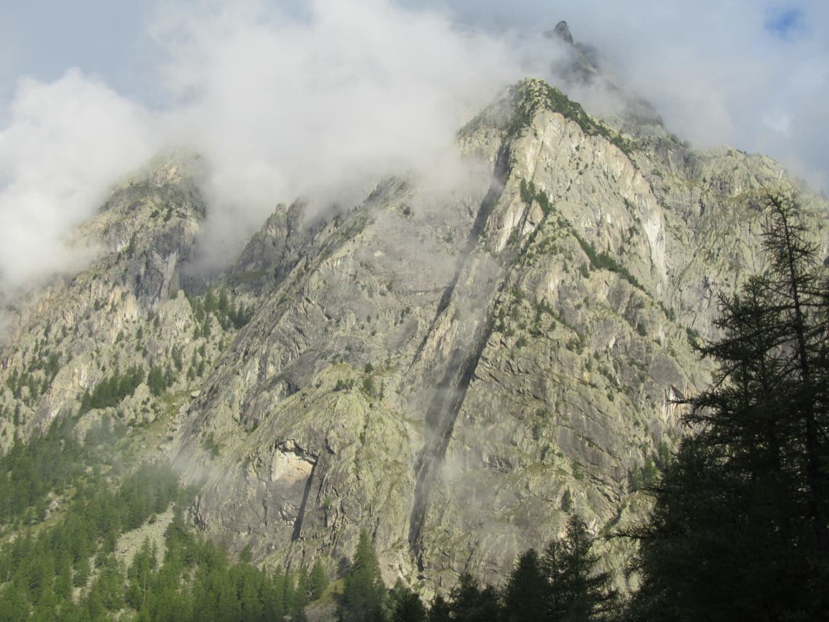 The Palavar slabs above Ailefroide; Palavar-les-Flots follows the leaning pillar on the left