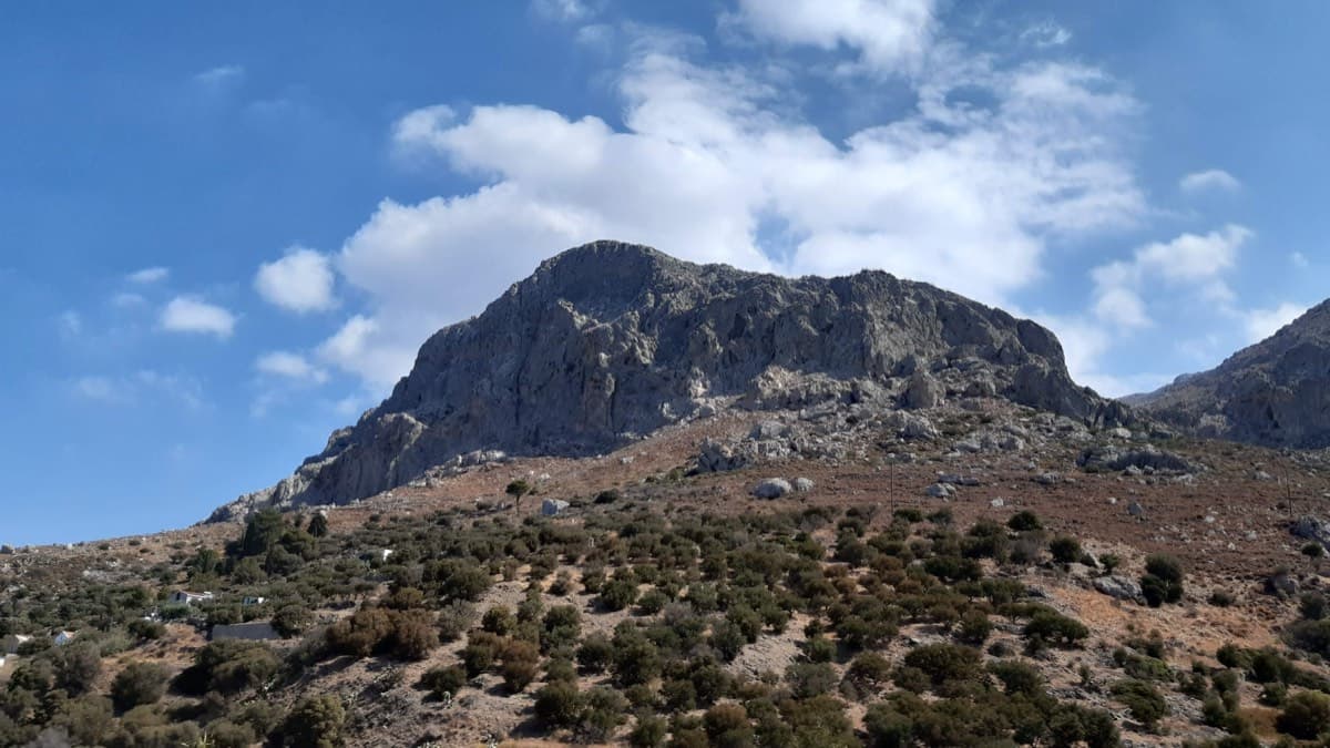 The Trois Ilots face above Myrties: Les Copains d'Abord roughly follows the big crack in the middle of the face