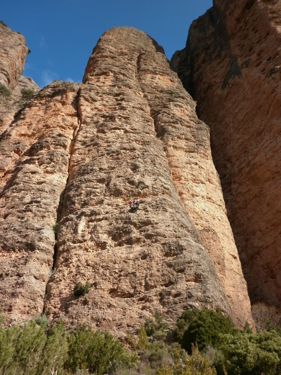 Mallo Frechín, Riglos, with climbers on José Antonio Sanz in the middle of the face