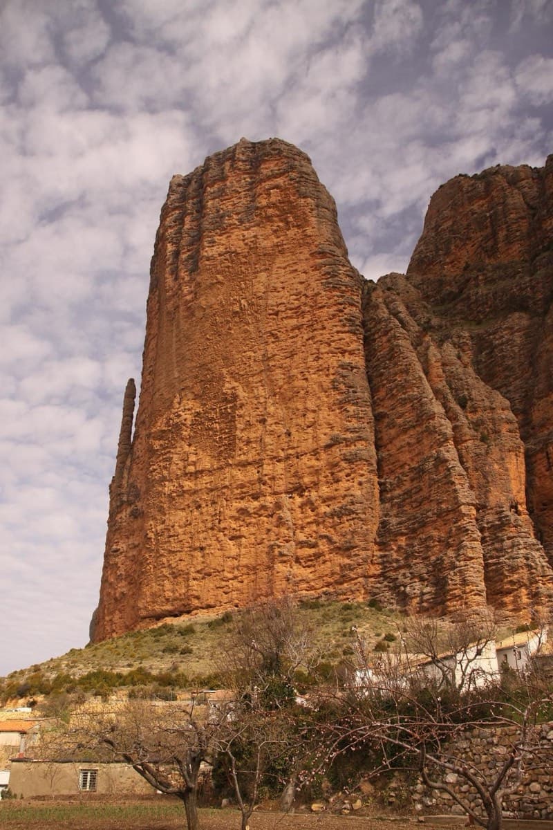 Mallo Pisón above the village of Riglos, with El Puro on its left
