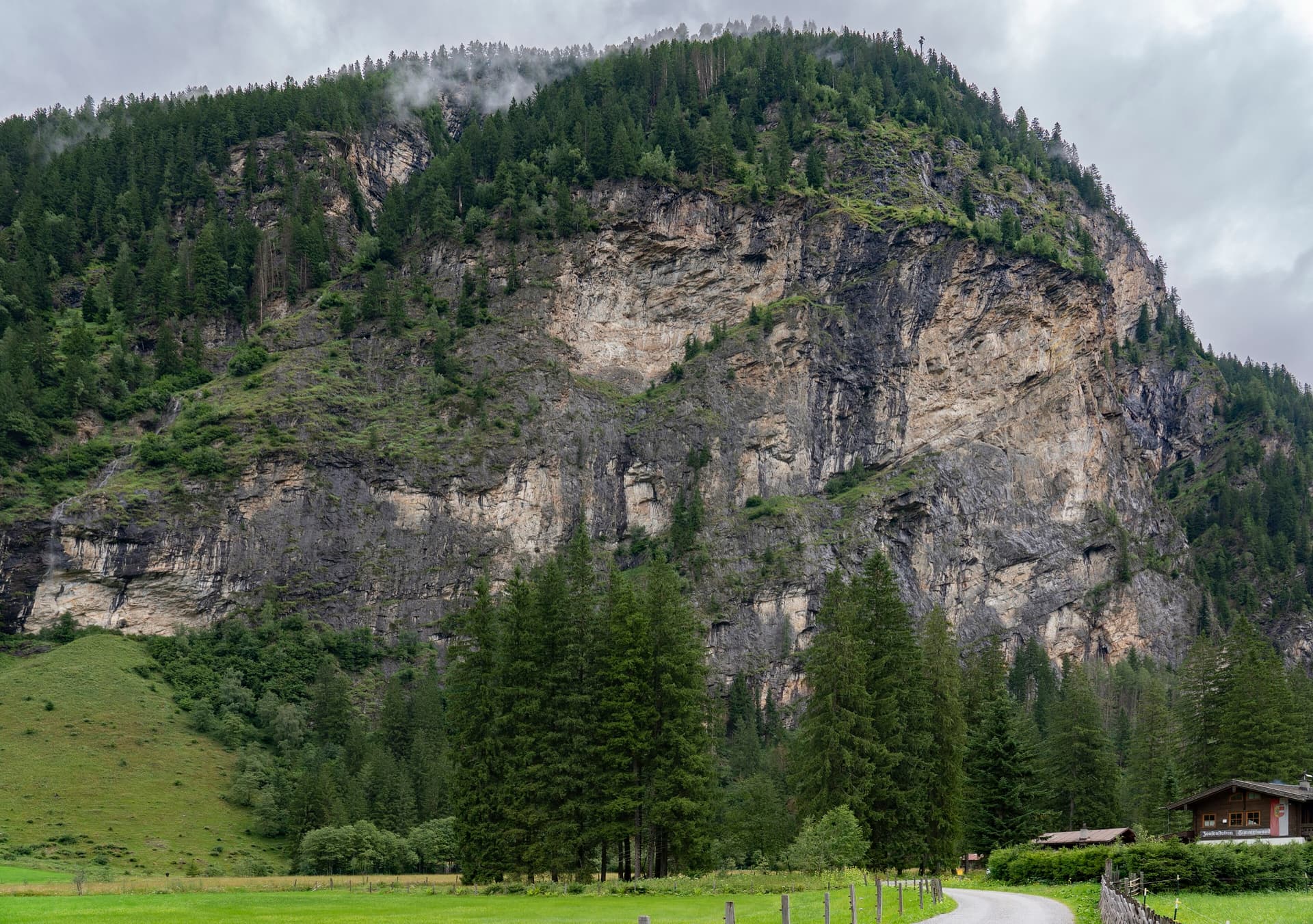 The Himmelwand in the Kötschachtal near Bad Gastein, seen from the valley road by the Himmelwandhütte; the Kleine Himmelwand lies further up the valley