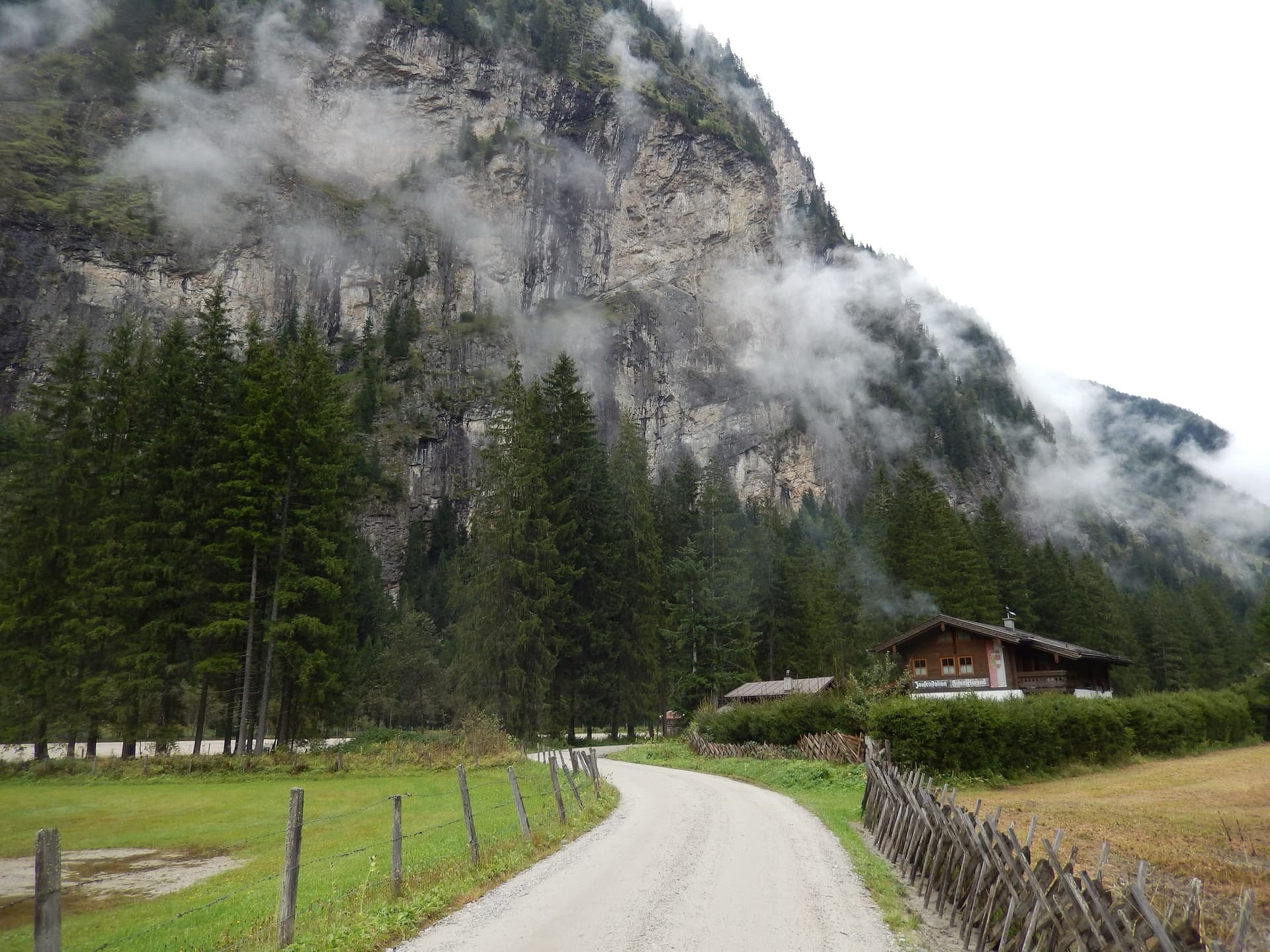 The Himmelwand above the Himmelwandhütte in the Kötschachtal, on the approach to the Kleine Himmelwand