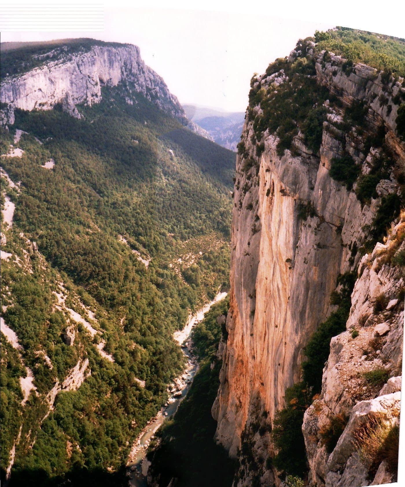 The Escalès cliff at the Éperon Sublime, seen from the Trescaire viewpoint; Les Dalles Grises is on the same cliff further along, below the Carelle viewpoint