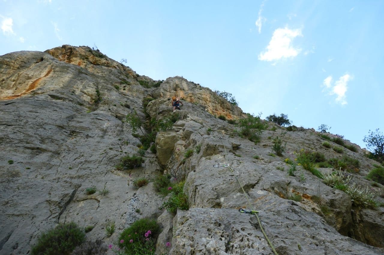 Looking up Lía on the Sentinelle buttress, Manikia
