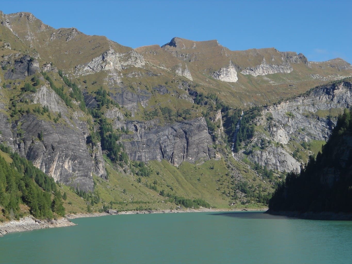 The slab walls above the Lago di Agaro seen from the dam