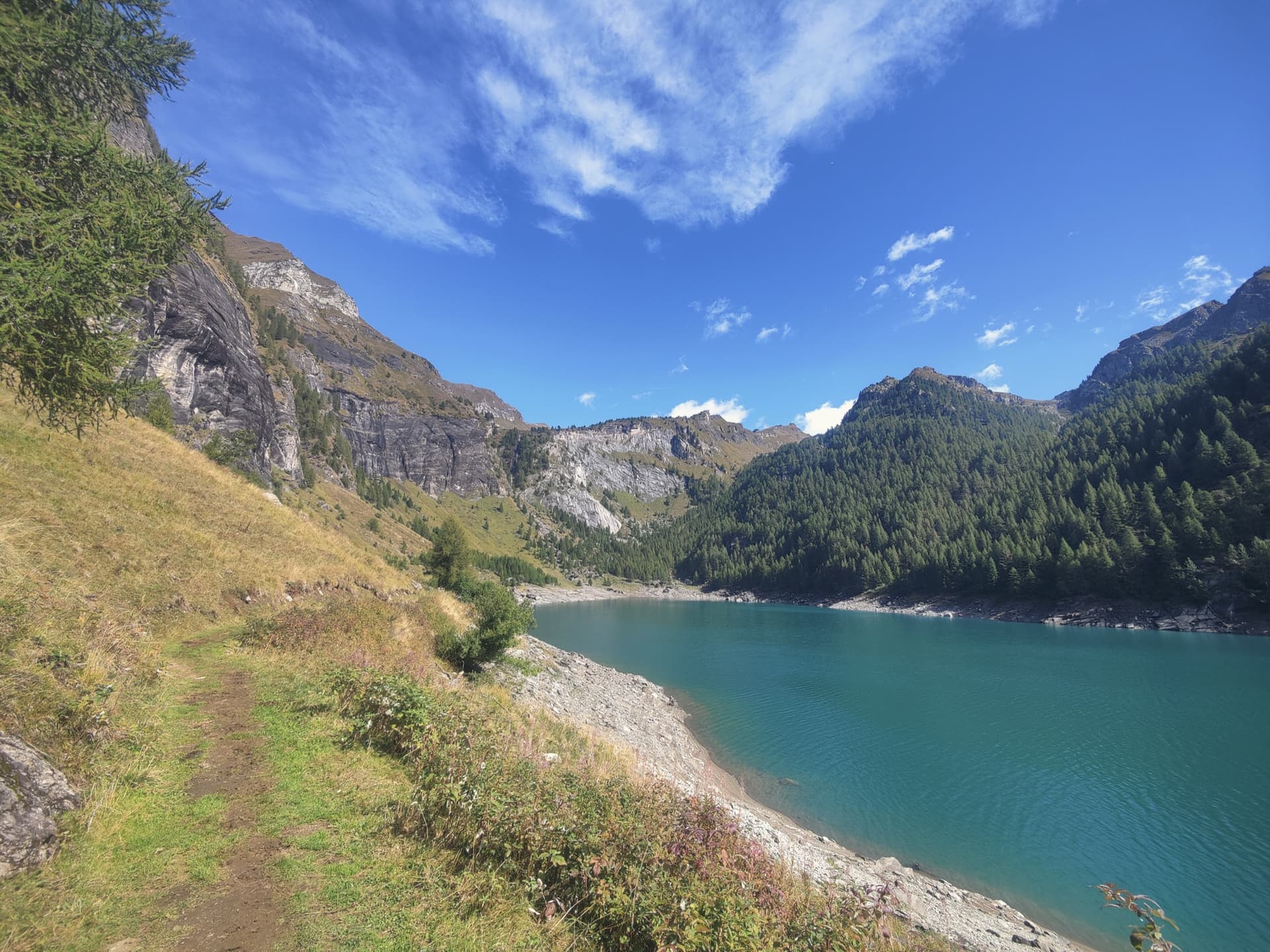 The Agaro reservoir, with the gneiss walls of the climbing sectors on the left