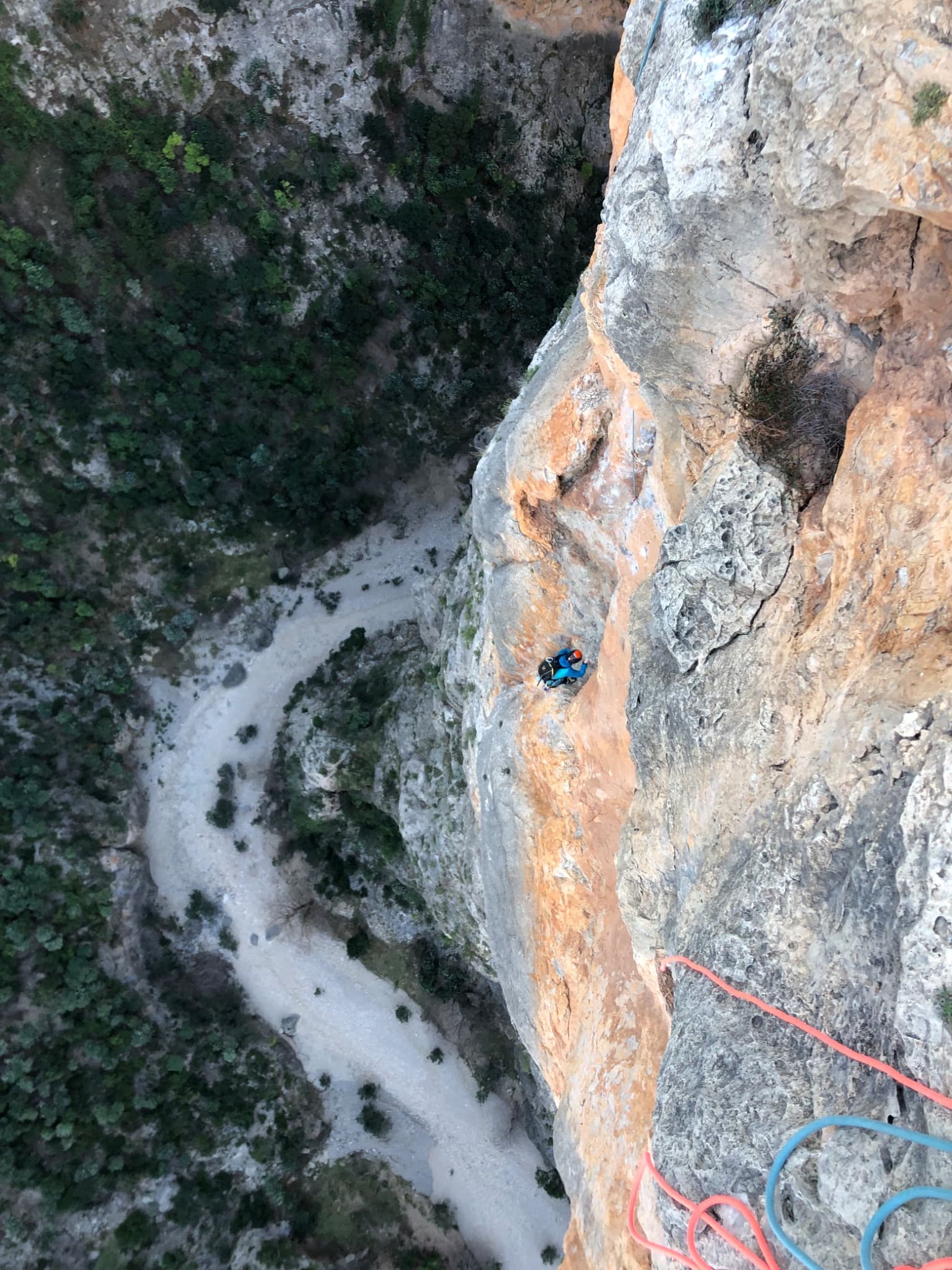 Looking down the Espolón de los Agujeros to the bed of the Barranco de la Maimona, photographed from the neighbouring route La Luna. Obsesión climbs the same pillar; its line is not marked.